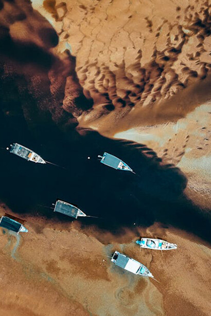 Canoas navegando en la confluencia de los rios, foto de Pok Rie