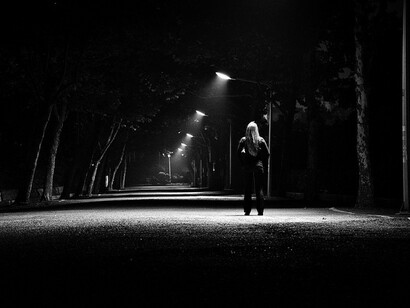 Incluso de noche nuestra forma de caminar puede mandar mensajes muy distintos al ojo que está al acecho