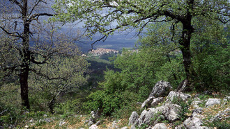 Cori dai Monti Lepini, Lazio, Italia. Cori quindi si dimostra come un piccolo tesoro degli Appennini del basso Lazio, ricco di scorci, templi romani e chiese intrisi di storia legati affettivamente e culturalmente alle persone del luogo