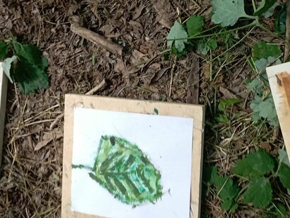 Il disegno di un bambino dipinto all'aperto su un prato, Asti, Italia