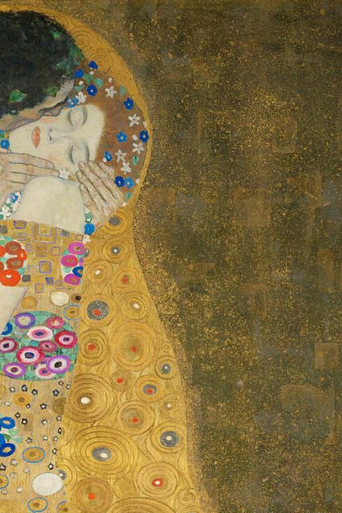 Les visages se fondent dans une douceur suspendue : Klimt saisit l’instant où l’intime devient éternité, où un simple baiser semble arrêter le temps dans son tableau Le Baiser, peint en 1908