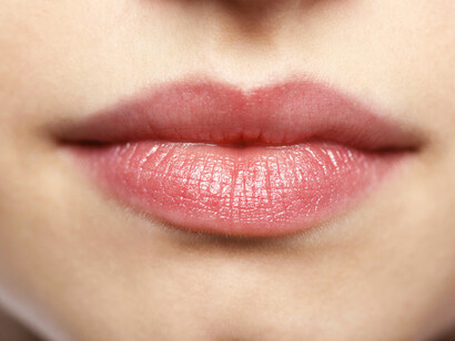 Más allá de la simple emisión, la comunicación pretende la transmisión de contenidos y emociones