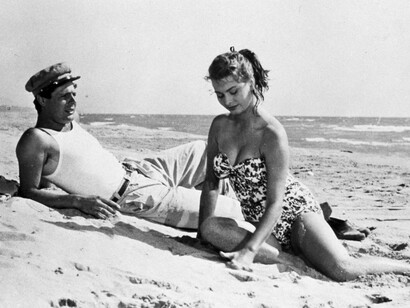 Pareja disfrutando del mar