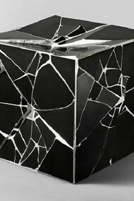 Cube. 2009, piastrelle di ceramica, cemento, poliuretano espanso, 60 × 60 × 60. Collezione Oleg Krasnoselsky