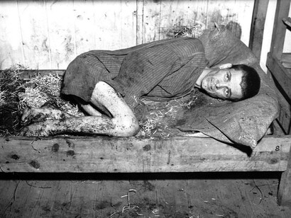 Prisionero en uno de los barracones de Mauthausen