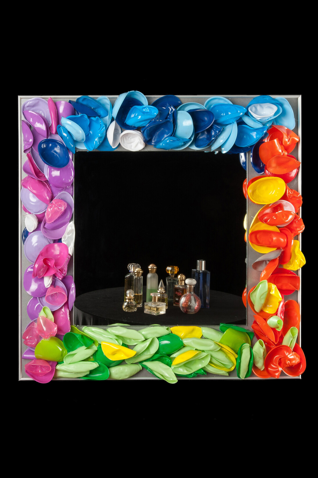 Arcobaleno, 2015, specchio con supporto in bilaminato grigio e cornice plastica deformata a caldo, 67 x 67 cm