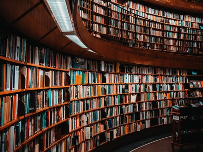 Biblioteca. Andare in biblioteca e in libreria, a pretendere una biblioteca a scuola, a comprendere che l’incontro con il libro non deve essere dato per scontato, ma è un impegno che va rinnovato