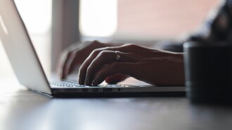 Mano de hombre sobre teclado de ordenador