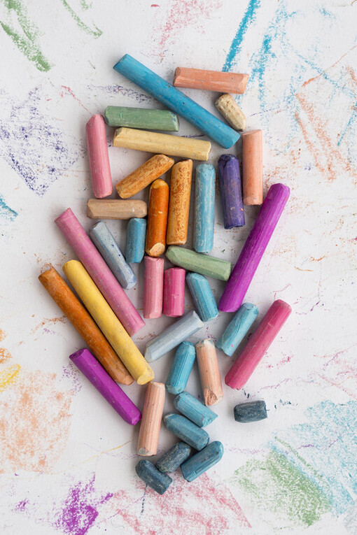 Los crayones, en el acto de crear, dejan de ser simples herramientas de color para convertirse en dispositivos capaces de generar vida, agua o luz