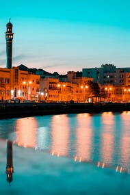 Mutrah, il cuore storico di Muscat, affascina con il suo vivace souk, il lungomare panoramico e il mix perfetto tra tradizione omanita e vibrante vita marina. Mutrah, Muscat, Oman