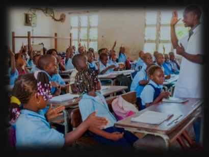 Alunos interagem com professor em aula