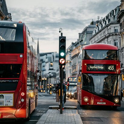 Londres. N’oublions pas non plus cet autre personnage clé du groupe, un ex-chauffeur de bus rouge, comme il y en a à Londres à deux étages, et qui, lui aussi, performait à la guitare