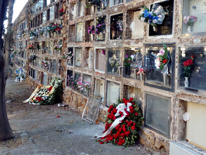 Foto de Paco Cerezo...subí por estrechas escaleras con nichos amontonados, y muchas coronas secas