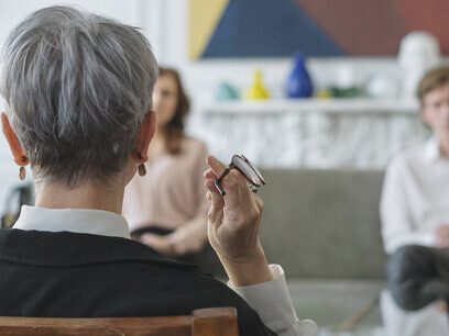 Psicanlista escuta queixas de um casal após o período de hiperconvivência