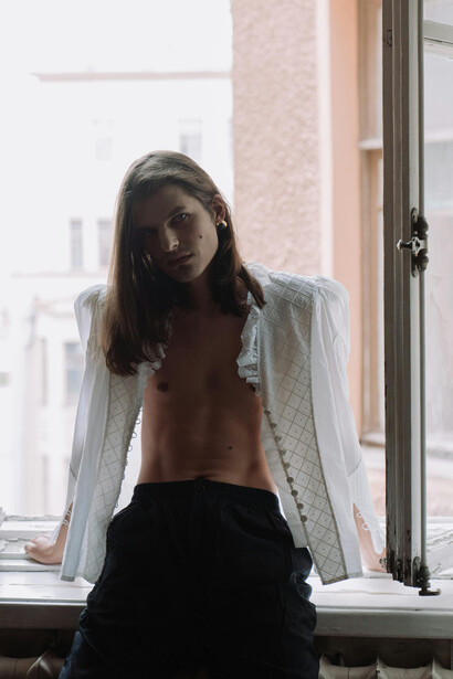 A busca humana por pertencimento é aproveitada pelas marcas, que utilizam arquétipos como a pessoa comum para criar identificação e valorizar a simplicidade