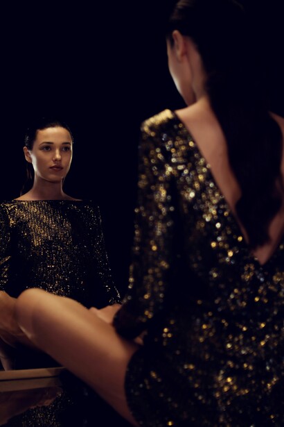 Nel contesto della moda e dei media, l'ideologia della bellezza suggerisce che il valore di una persona sia legato al suo aspetto fisico, trasformando il corpo in un campo di battaglia per ottenere l'accettazione sociale