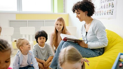 Adapte o conteúdo à faixa etária e aos interesses individuais de cada participante, explorando diferentes gêneros literários e temas relevantes para suas vidas. Ofereça uma variedade de opções de leitura, incluindo livros de fantasia, mistério, aventura e temas científicos. Você não consegue ver graça na leitura? Sem problemas, comece assistindo filmes sobre livros famosos e discutindo sua opinião com outras pessoas
