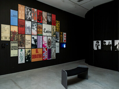 Esto es teatro. Once escenas experimentales del Di Tella al Parakultural, vista de exhibición. Cortesía del Museo de Arte Moderno de Buenos Aires