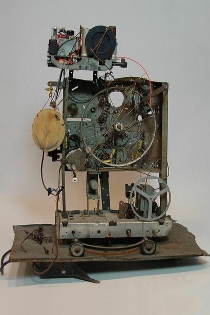Jean Tinguely, Radio No. 1, 1960, metal construction with motor, 29 ¾ x 26 ¼ x 13 ¼ inches (76 x 67 x 34 cm). Jean Tinguely © 2013 Artist Rights Society (ARS), New York/ ADAGP, Paris