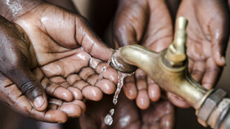 El agua nos da la vida, no se puede aceptar que se mercantilice para controlar esa misma vida