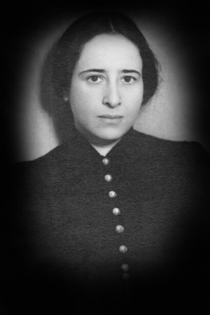 Hannah Arendt (1906-1975); „Das Denken beginnt nicht mit dem Wissen, sondern mit der Unruhe.“ Aufnahme um 1933