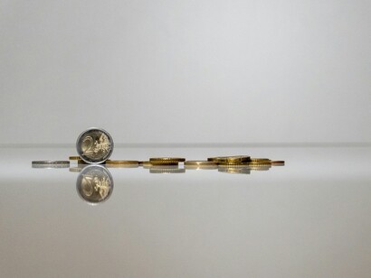 Le politiche monetarie delle banche centrali, come l’aumento dei tassi di interesse, cercano di controllare l’inflazione, influenzando però anche crescita e occupazione 