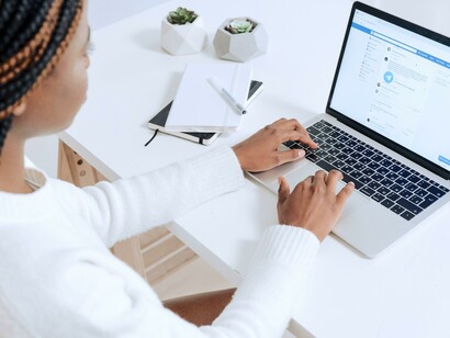 Jovem trabalha em marketing de redes sociais em seu laptop