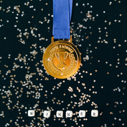 Uma medalha de ouro simboliza a determinação de superar obstáculos e alcançar objetivos com bravura e confiança