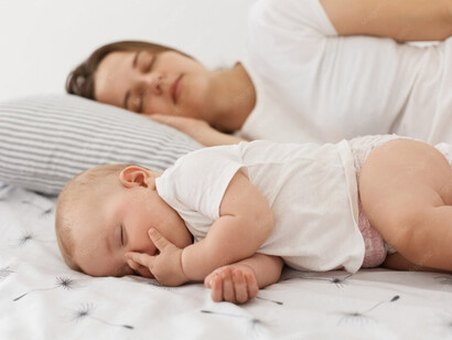 La melatonina tiene una acción antioxidante, antiinflamatoria y depuradora de los radicales libres. Madre y bebé durmiendo