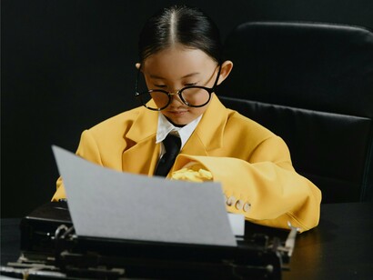 Essa engenharia comportamental não cessa na infância. Ao transpor essa lógica para o ambiente profissional, o mesmo princípio se aplica, embora de forma mais complexa. O "reforço positivo" deixa de ser apenas o afeto dos pais e passa a ser a aceitação social, a progressão na carreira ou a integração na equipe


