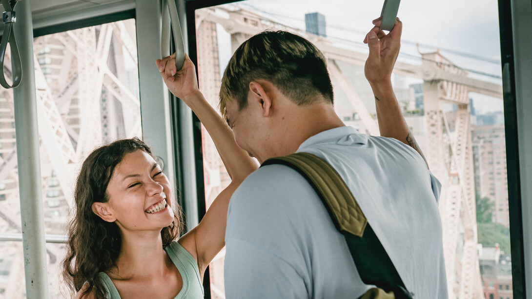 No monotrilho, casal ri em razão de se ter pequenos gestos e situações que os levam ao estado de profunda alegria