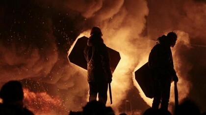 Figuras humanas ante el fuego y el humo causados por los incidentes y las protestas en Ucrania