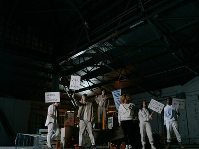 Como é que chegamos ao ponto de ter 60 deputados extremistas na Assembleia da República, aquele que é o local da liberdade? O 25 de Abril está aí à porta, mas parece que cada vez mais diz menos ao país 