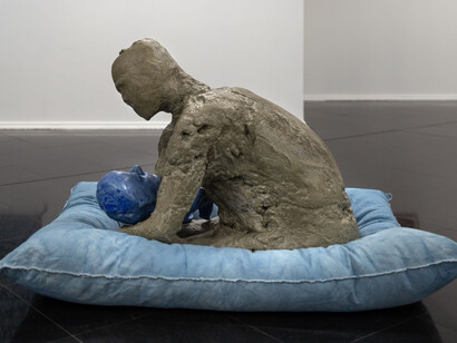 Nicolás Astorga, Mi niño de piedra, vista de exhibición. Cortesía del Museo de la Memoria y los Derechos Humanos