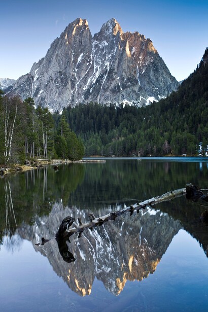 Els Encantats, reflejados en el Estany de Sant Maurici. Foto: Arxiu del Parc Nacional d’Aigüestortes i Estany de Sant Maurici