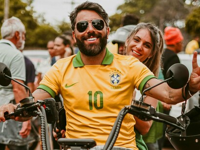 Torcedores na rua em época de copa. Nosso país possui símbolos nacionais, dentre eles a Seleção brasileira e sua camisa amarela, que foi apropriada e ressiginificada por grupos de direita como símbolo de patriotismo desde 2013
