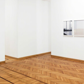 Jamais laisser les photos trainer. Courtesy of Galleria Monica De Cardenas