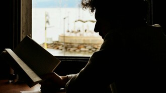 Embora gostasse de pessoas e não fosse imediatamente evidente, mantendo uma distância revelada no seu eterno e incomensurável fastio, sempre tentara perceber o que ia na cabeça dos outros por manifesta incapacidade de perceber o que ia na sua, um “desacontecimento”, a passar resvés diante das coisas importantes, a tentar escapar-se da inércia, da falta de vontade e dos azares comuns que lhe deixaram os sonhos pelo caminho