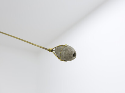 Petrit Halilaj, Si Okarina e Runikut, 2014, Mobile. Brass, ocarina in clay, stone, 220 x 40 x 15 cm, View of the exhibition (detail) « Yes but the sea is attached to the earth and it never floats around in space. The stars would turn off and what about my planet? », kamel mennour, Paris, 2014, © Petrit Halilaj
Photo: Fabrice Seixas, Courtesy the artist and Kamel Mennour, Paris