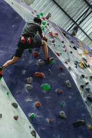 Persona si allena per affrontare delle scalate