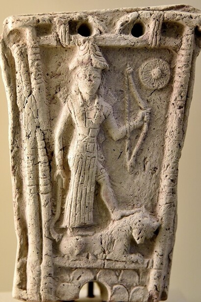 Il culto di Ishtar includeva rituali legati alla fertilità e alla sessualità, celebrati in templi dedicati a lei, dove sacerdotesse e sacerdoti svolgevano ruoli sacri