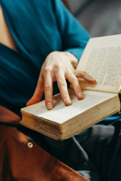 Micaela sabe, como yo, que esta pasión de vida, la literatura, tiene su tiempo y sus miserias, su despecho y sus grandezas, pero no transita, si es auténtica, por los carriles de los juicios coetáneos ni el agasajo de las prebendas consensuadas