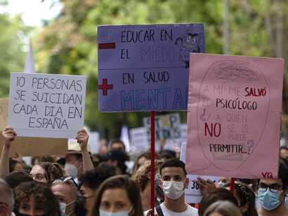 Manifestantes en España reclaman el aumento de servicios de salud mental públicos