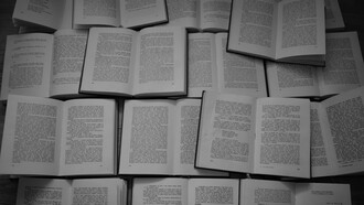 En tiempos marcados por la incertidumbre global y las crisis personales, la lectura puede volverse un terreno inestable