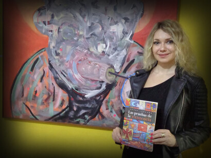 Joanna Longawa con su libro 'Las pruebas de la existencia' (Fotografía tomada por Gianmarco Farfán Cerdán)