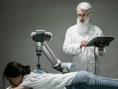 Robô realiza exame médico com supervisão humana. Estudos indicam que algumas profissões vão desaparecer nas próximas décadas, enquanto outras, como os especialistas em IA e cibersegurança, estão em crescimento