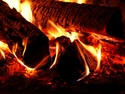 Brace. La legna migliore per l'asado: scopri perché la quercia è la scelta ideale per una cottura lenta e uniforme. Consigli su come selezionare e utilizzare il legno per un asado autentico