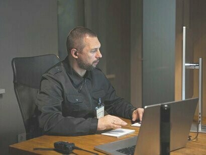 Le policier scrute des données pour élucider les meurtres