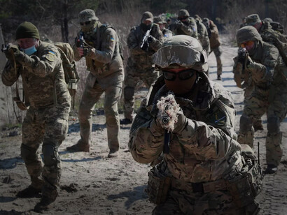 Soldados ucranianos entrenan ante la posible invasión por parte de Rusia