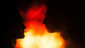 Le fiamme gemelle rappresentano uno dei concetti più noti e controversi della spiritualità New Age, spesso distinto da quello delle anime gemelle